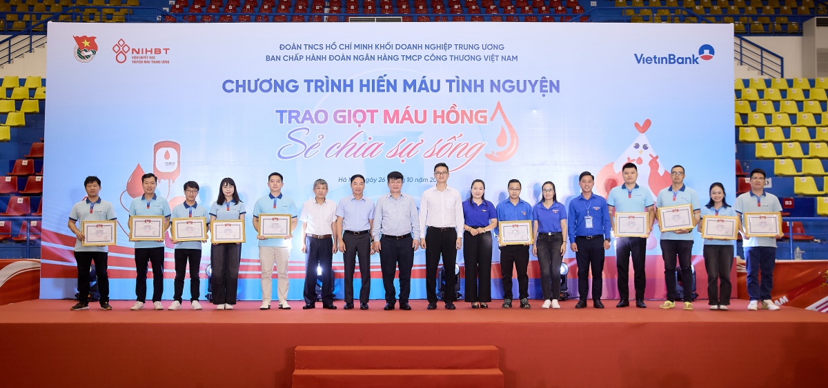 Ban Thường vụ Đoàn VietinBank trao Bằng khen cho các tập thể và cá nhân có thành tích xuất sắc trong phong trào hiến máu Ban Thường vụ Đoàn VietinBank trao Bằng khen cho các tập thể và cá nhân có thành tích xuất sắc trong phong trào hiến máu