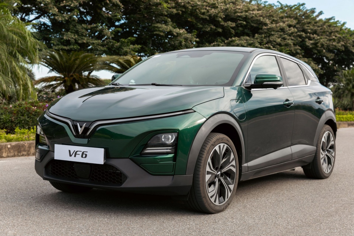 Chính sách cho phép khách hàng mua xe kèm pin hoặc thuê pin của VinFast rất độc đáo, giúp khách hàng có thể sở hữu ô tô với chi phí ban đầu thấp hơn hẳn các mẫu xe xăng cùng phân khúc. Chính sách cho phép khách hàng mua xe kèm pin hoặc thuê pin của VinFast rất độc đáo, giúp khách hàng có thể sở hữu ô tô với chi phí ban đầu thấp hơn hẳn các mẫu xe xăng cùng phân khúc.