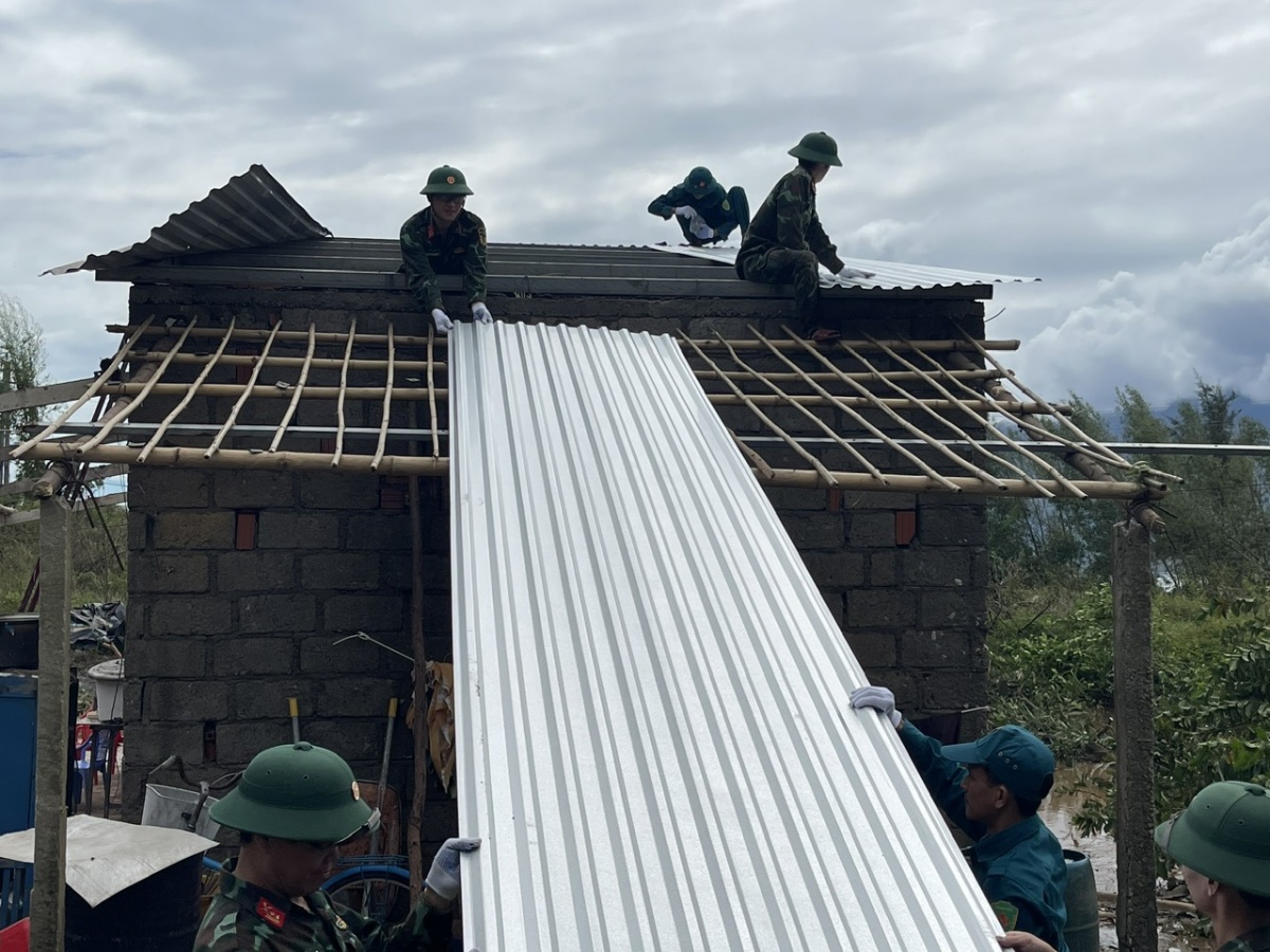 Tình quân dân, nghĩa đồng bào trong thiên tai bão lũ