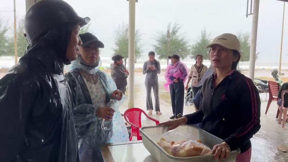 Tình quân dân, nghĩa đồng bào trong thiên tai bão lũ