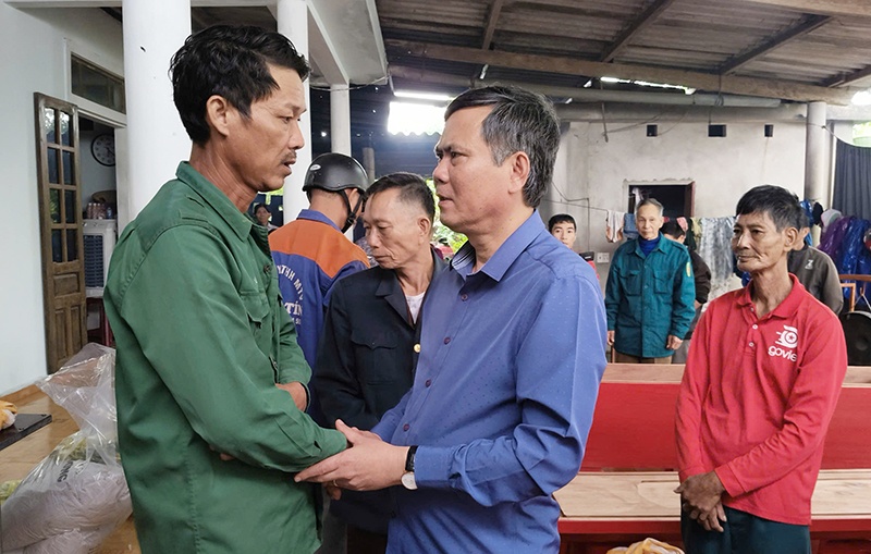 Xót thương nam thanh niên xung kích bị lũ cuốn trôi khi tham gia cứu hộ Xót thương nam thanh niên xung kích bị lũ cuốn trôi khi tham gia cứu hộ