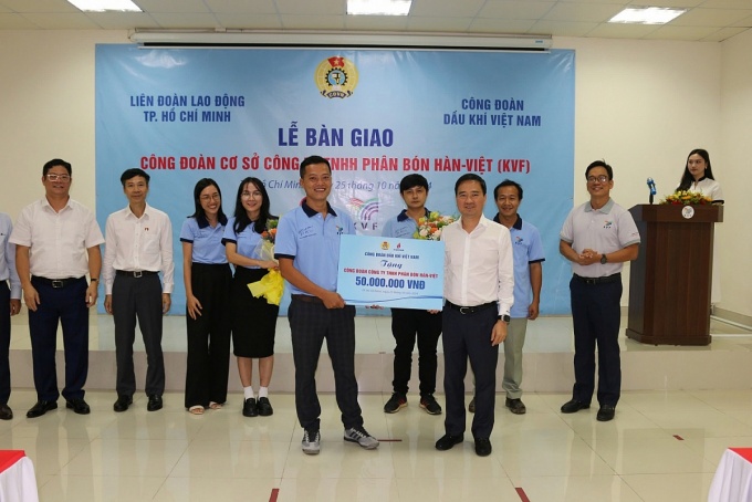 Tiếp nhận bàn giao công đoàn cơ sở về Công đoàn Dầu khí Việt Nam