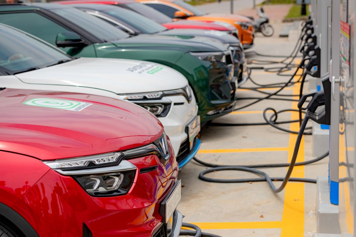 , VinFast đang rộng đường trở thành hãng xe số 1 Việt Nam trong năm 2024, góp phần thúc đẩy mạnh mẽ quá trình chuyển đổi xanh trong nước. , VinFast đang rộng đường trở thành hãng xe số 1 Việt Nam trong năm 2024, góp phần thúc đẩy mạnh mẽ quá trình chuyển đổi xanh trong nước.