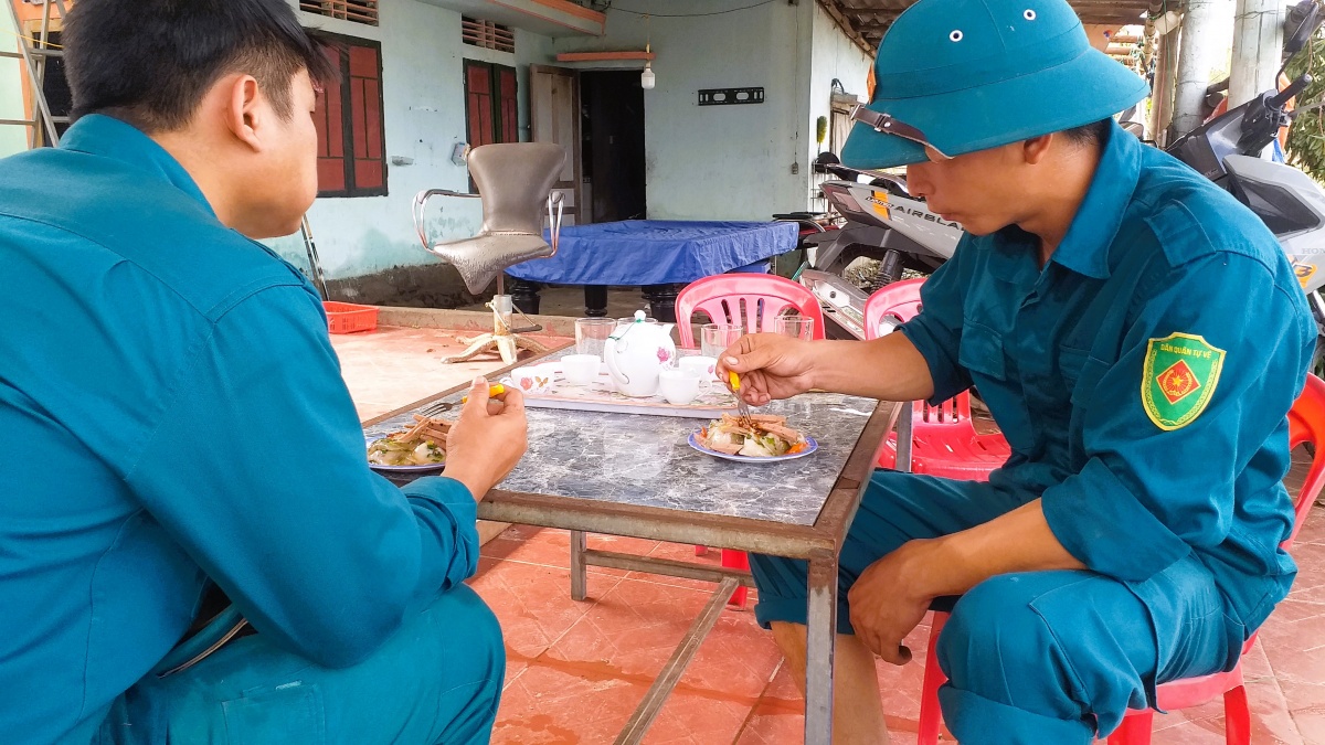 Tình quân dân, nghĩa đồng bào trong thiên tai bão lũ