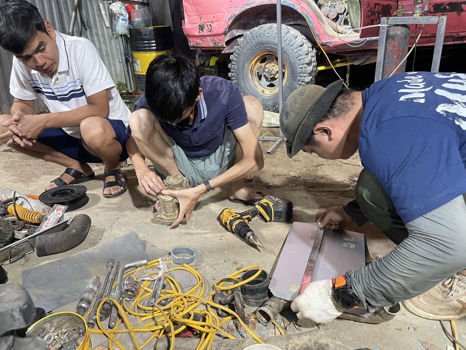 Đột nhập xưởng độ xe chuyên nghiệp, hành trình phía sau màn đua nảy lửa Đột nhập xưởng độ xe chuyên nghiệp, hành trình phía sau màn đua nảy lửa