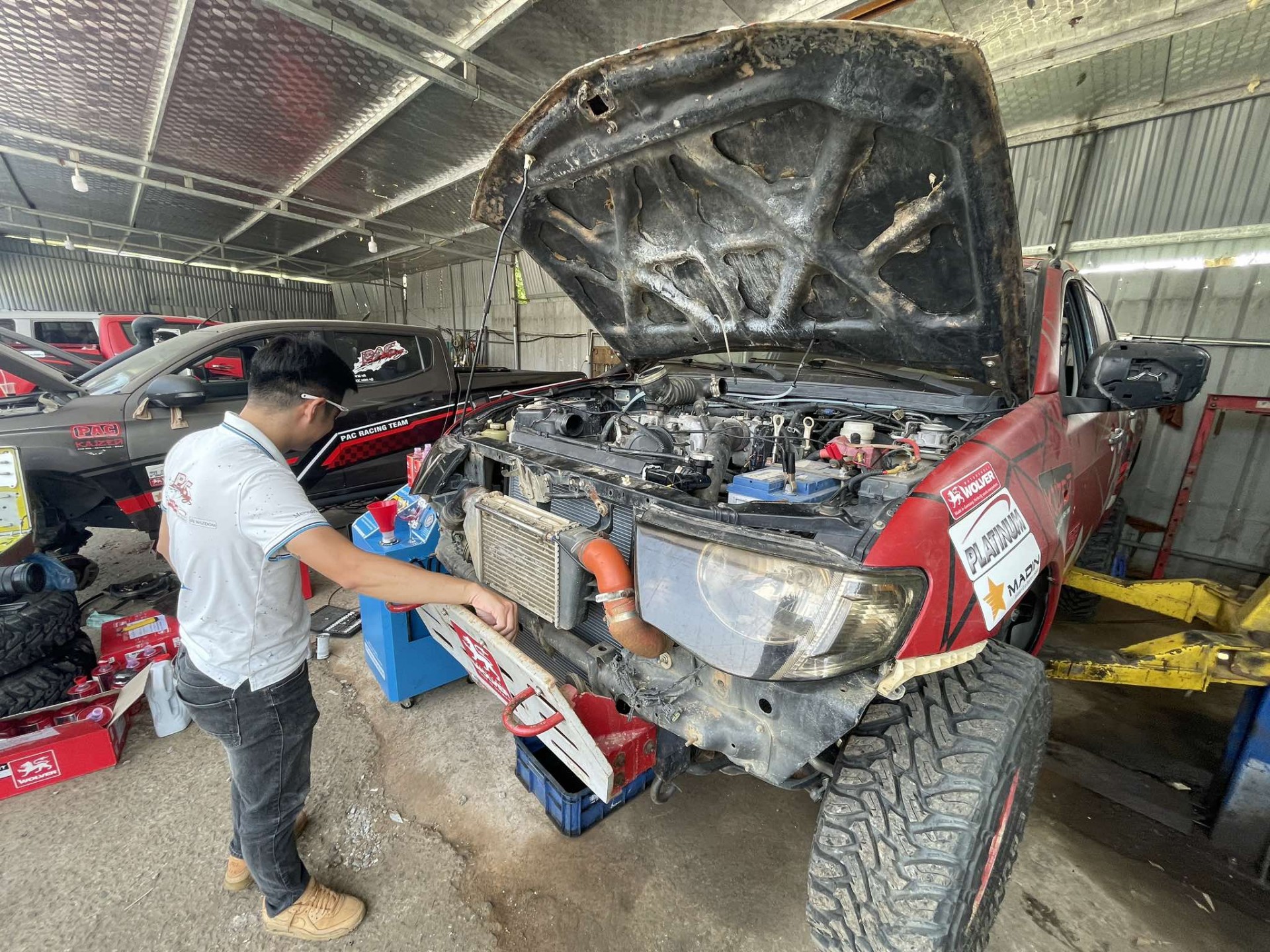 Đột nhập xưởng độ xe chuyên nghiệp, hành trình phía sau màn đua nảy lửa Đột nhập xưởng độ xe chuyên nghiệp, hành trình phía sau màn đua nảy lửa