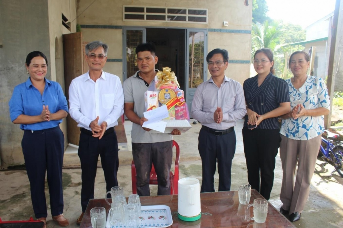 Dưới mái ấm Công đoàn Truyền tải điện thành phố Hồ Chí Minh Dưới mái ấm Công đoàn Truyền tải điện thành phố Hồ Chí Minh