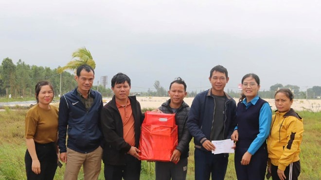 Quảng Bình: Cán bộ công đoàn vượt lũ, chung tay hỗ trợ đồng bào Quảng Bình: Cán bộ công đoàn vượt lũ, chung tay hỗ trợ đồng bào