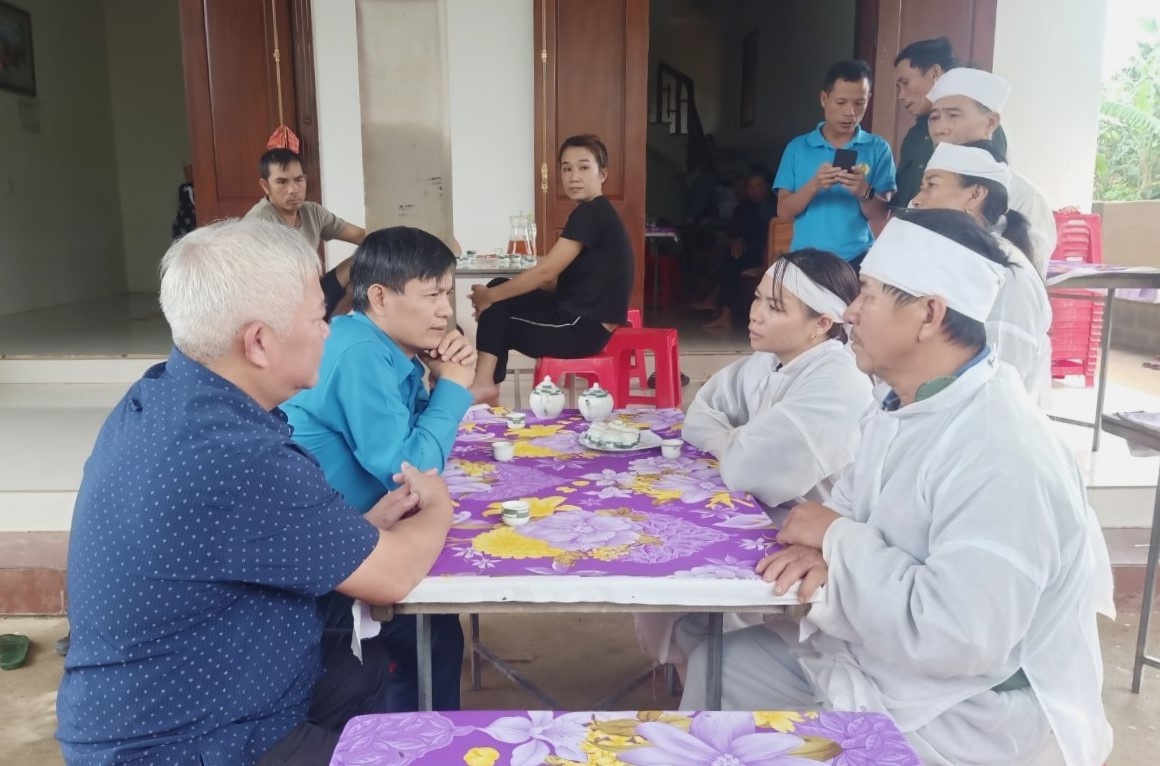 Quảng Bình: Cán bộ công đoàn vượt lũ, chung tay hỗ trợ đồng bào Quảng Bình: Cán bộ công đoàn vượt lũ, chung tay hỗ trợ đồng bào