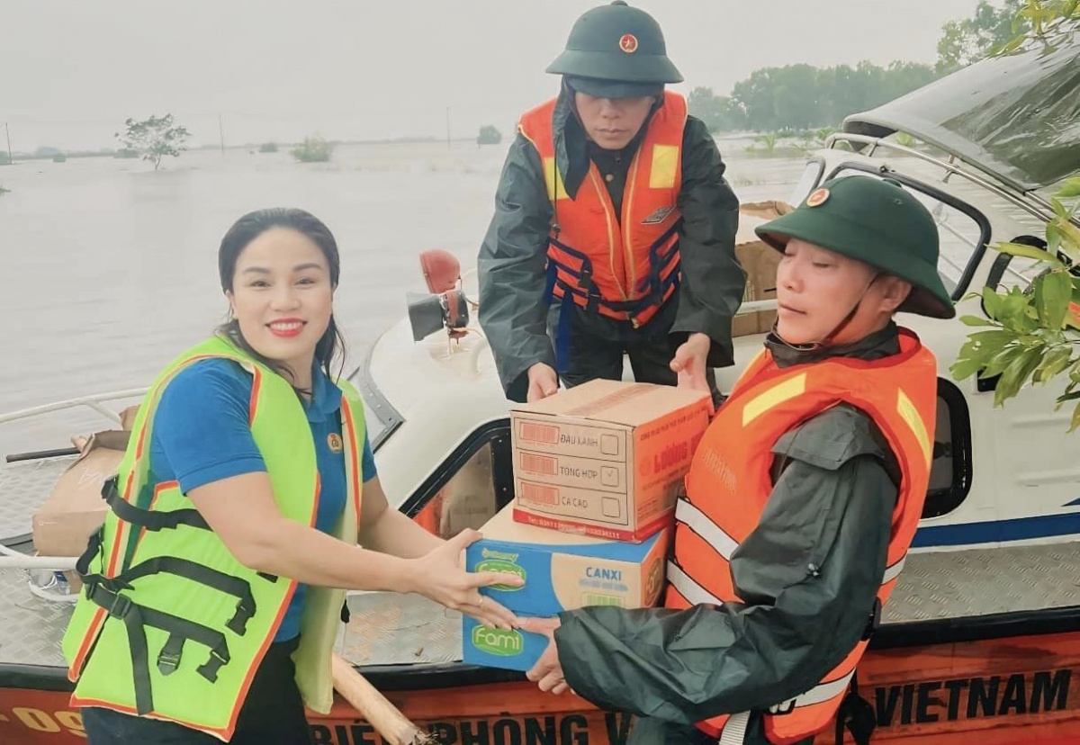 Quảng Bình: Cán bộ công đoàn vượt lũ, chung tay hỗ trợ đồng bào Quảng Bình: Cán bộ công đoàn vượt lũ, chung tay hỗ trợ đồng bào