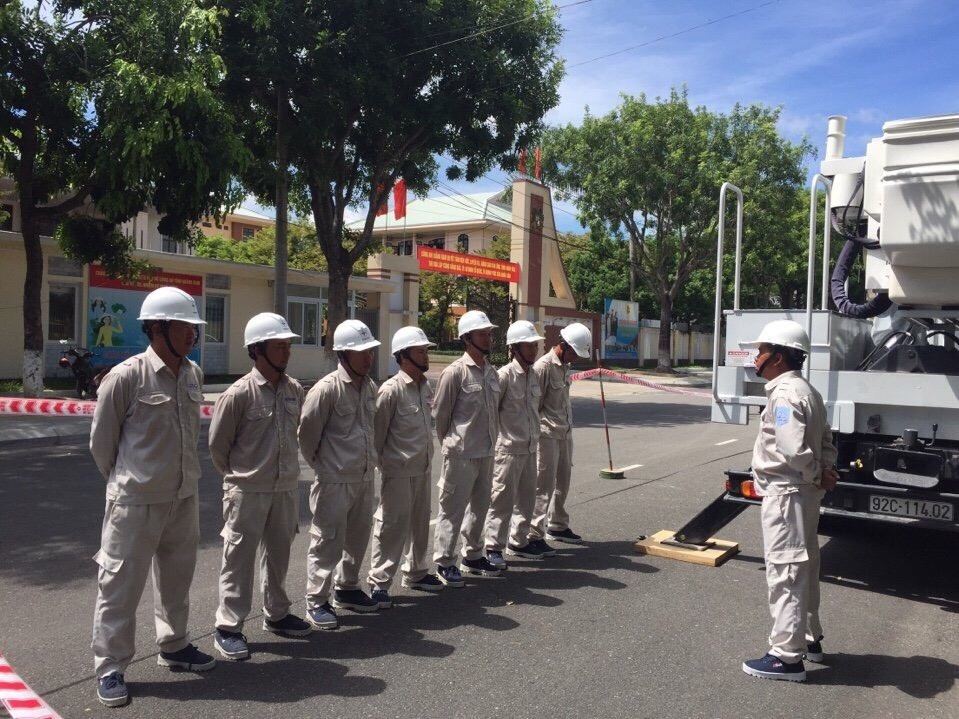 Anh Hồ Trung Hội - công nhân điển hình của Điện lực Quảng Nam