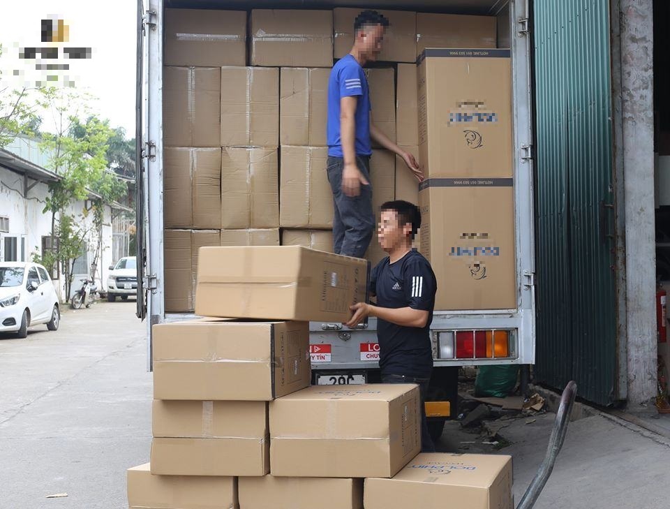 Bị nợ lương thử việc, nam công nhân phải vay lãi ngày chăm con ốm