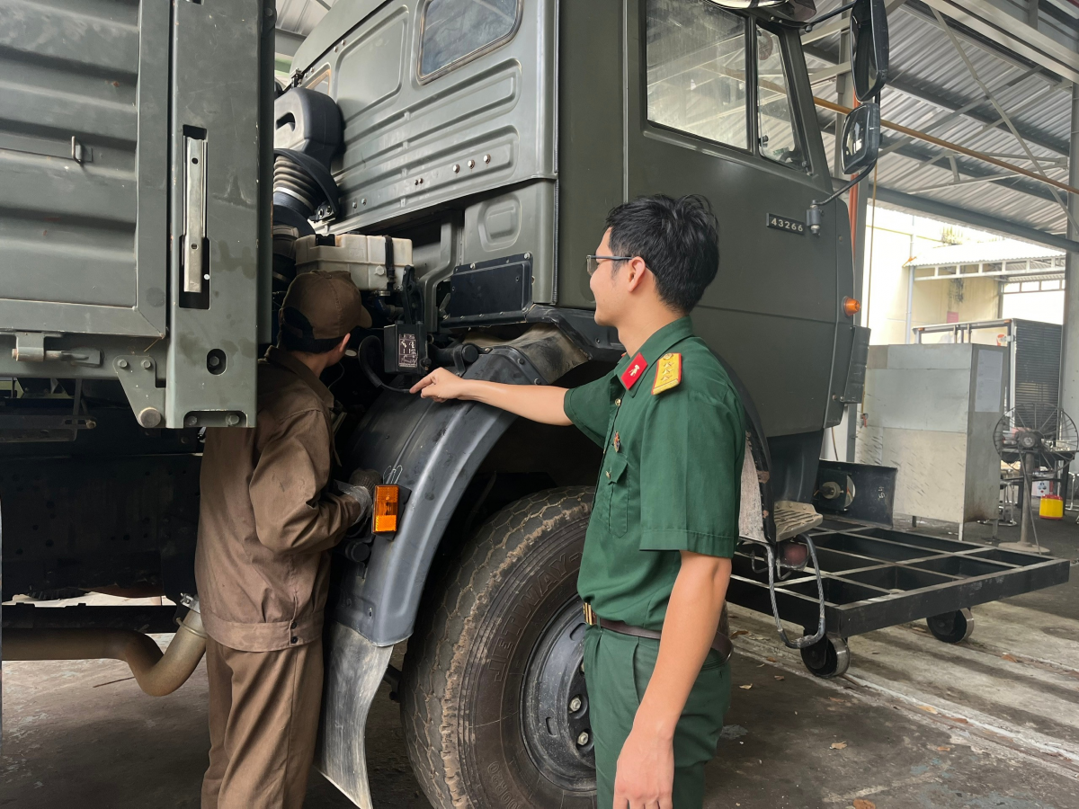 Sỹ quan trẻ có nhiều sáng kiến góp phần cải thiện kỹ thuật nhà máy Sỹ quan trẻ có nhiều sáng kiến góp phần cải thiện kỹ thuật nhà máy