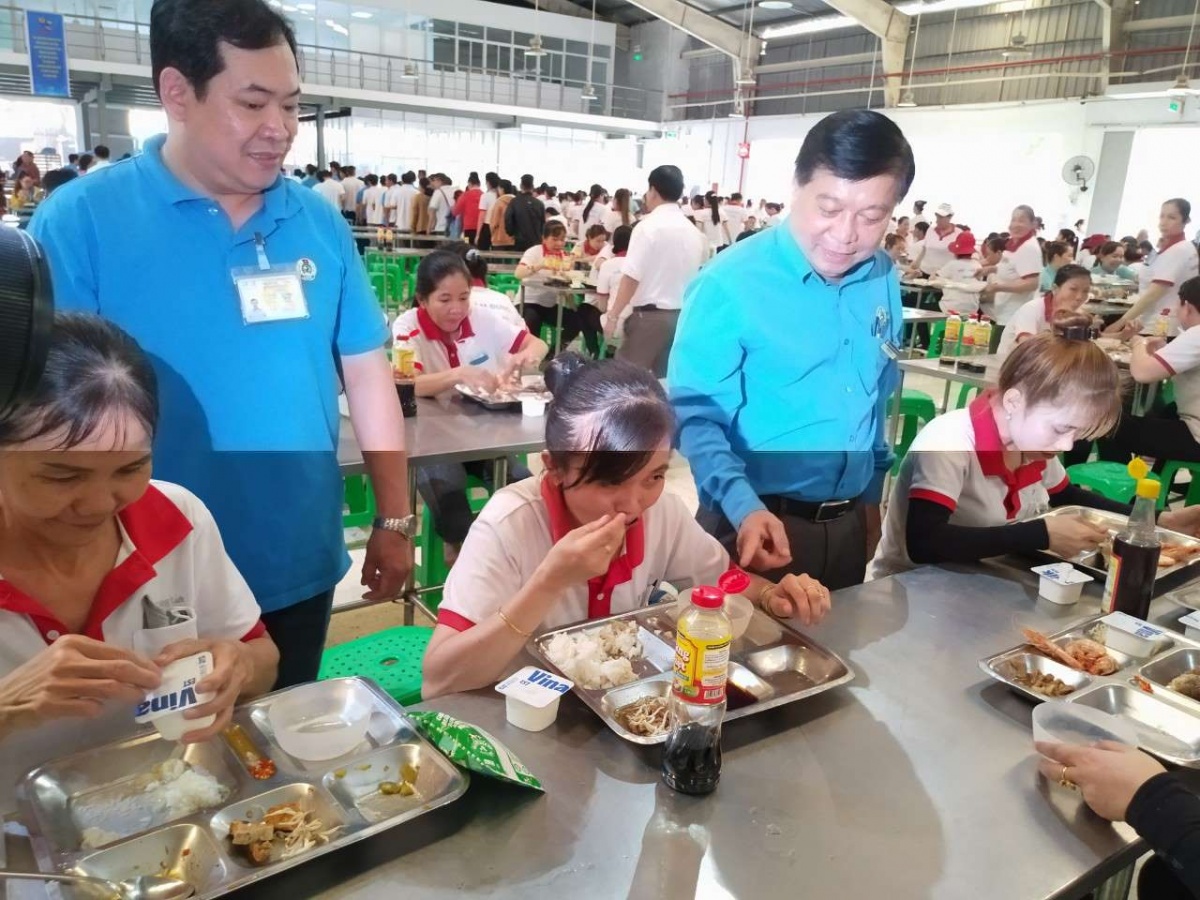 Long An: Hơn 5 tỷ đồng tổ chức bữa cơm công đoàn chăm lo cho đoàn viên, NLĐ Long An: Hơn 5 tỷ đồng tổ chức bữa cơm công đoàn chăm lo cho đoàn viên, NLĐ