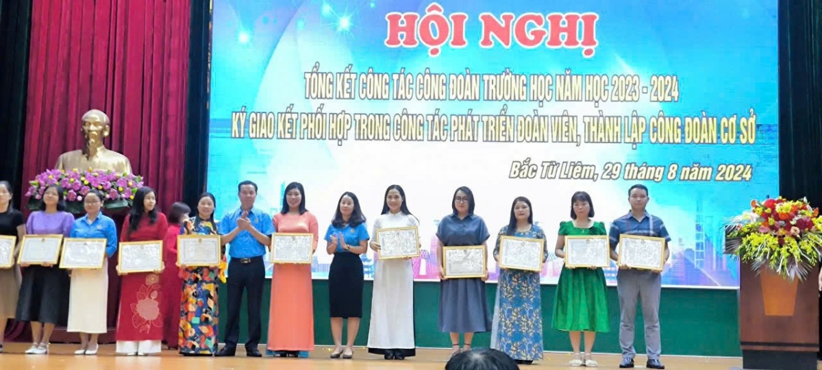 Cô giáo trẻ Hoàng Thị Nhuận - bông hoa tươi thắm của Trường Mầm non Phú Diễn