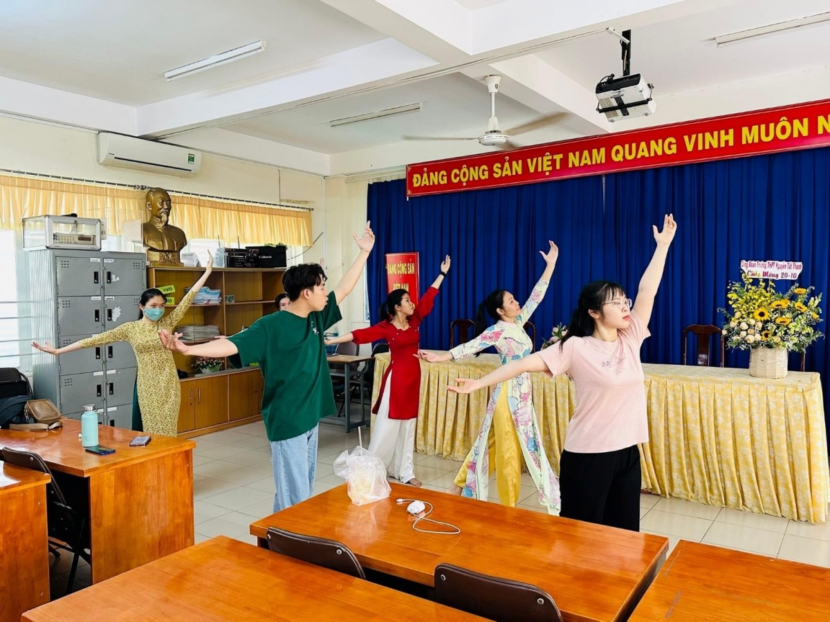 Cô giáo mắc bệnh nan y truyền cảm hứng sống tích cực, lạc quan cho đồng nghiệp