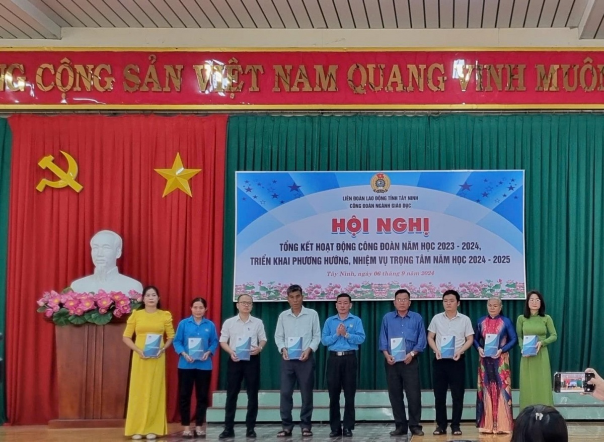 Anh Nguyễn Thành Nhân - 25 năm gắn bó với Trường THPT Ngô Gia Tự Anh Nguyễn Thành Nhân - 25 năm gắn bó với Trường THPT Ngô Gia Tự
