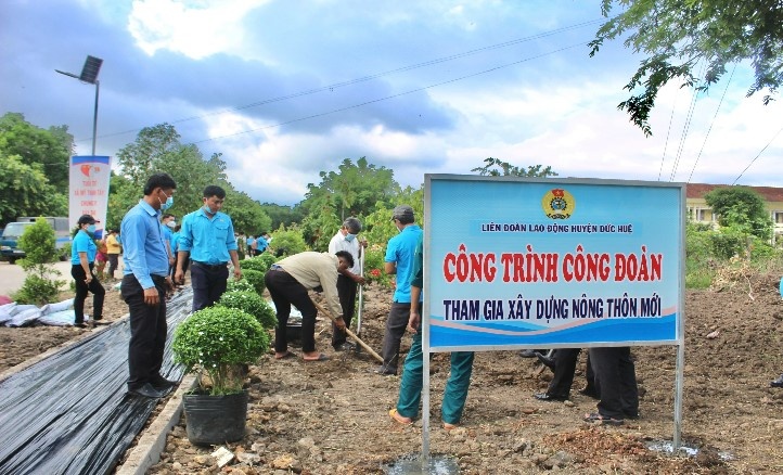 Công đoàn góp sức xây dựng nông thôn mới Công đoàn góp sức xây dựng nông thôn mới