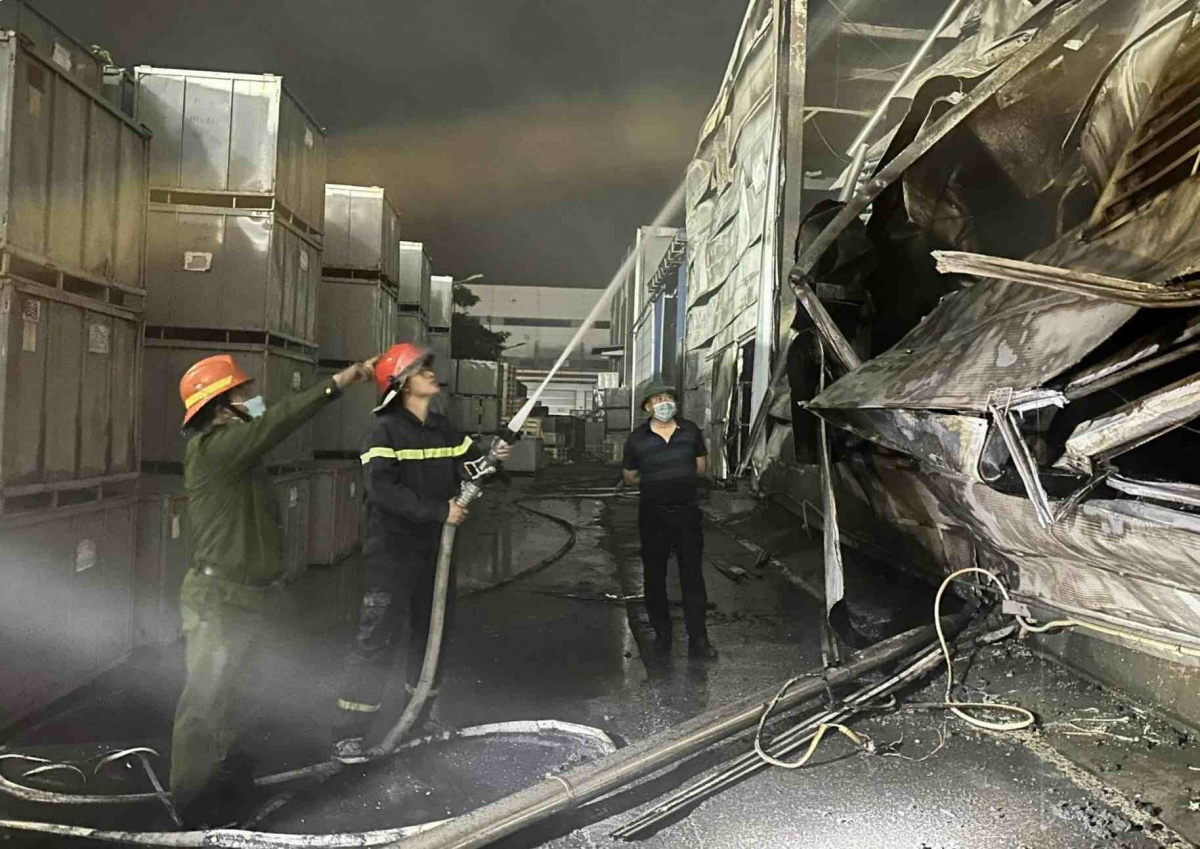 Nhà xưởng cháy lớn, công nhân phải nghỉ việc được hỗ trợ thế nào?