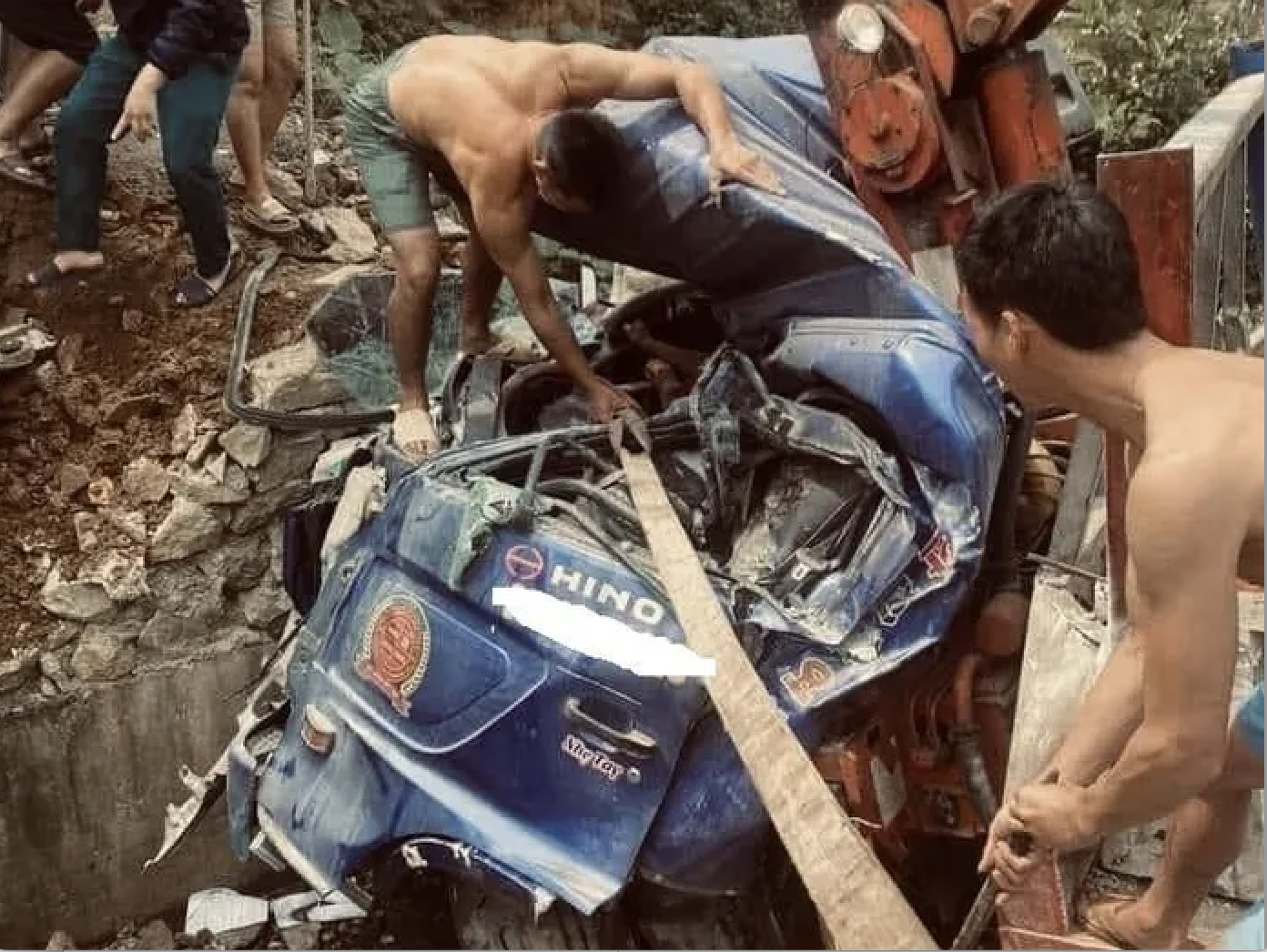 Vụ xe 16 chỗ VTV vượt ẩu nhìn từ góc camera nhà dân tại địa điểm tai nạn Vụ xe 16 chỗ VTV vượt ẩu nhìn từ góc camera nhà dân tại địa điểm tai nạn