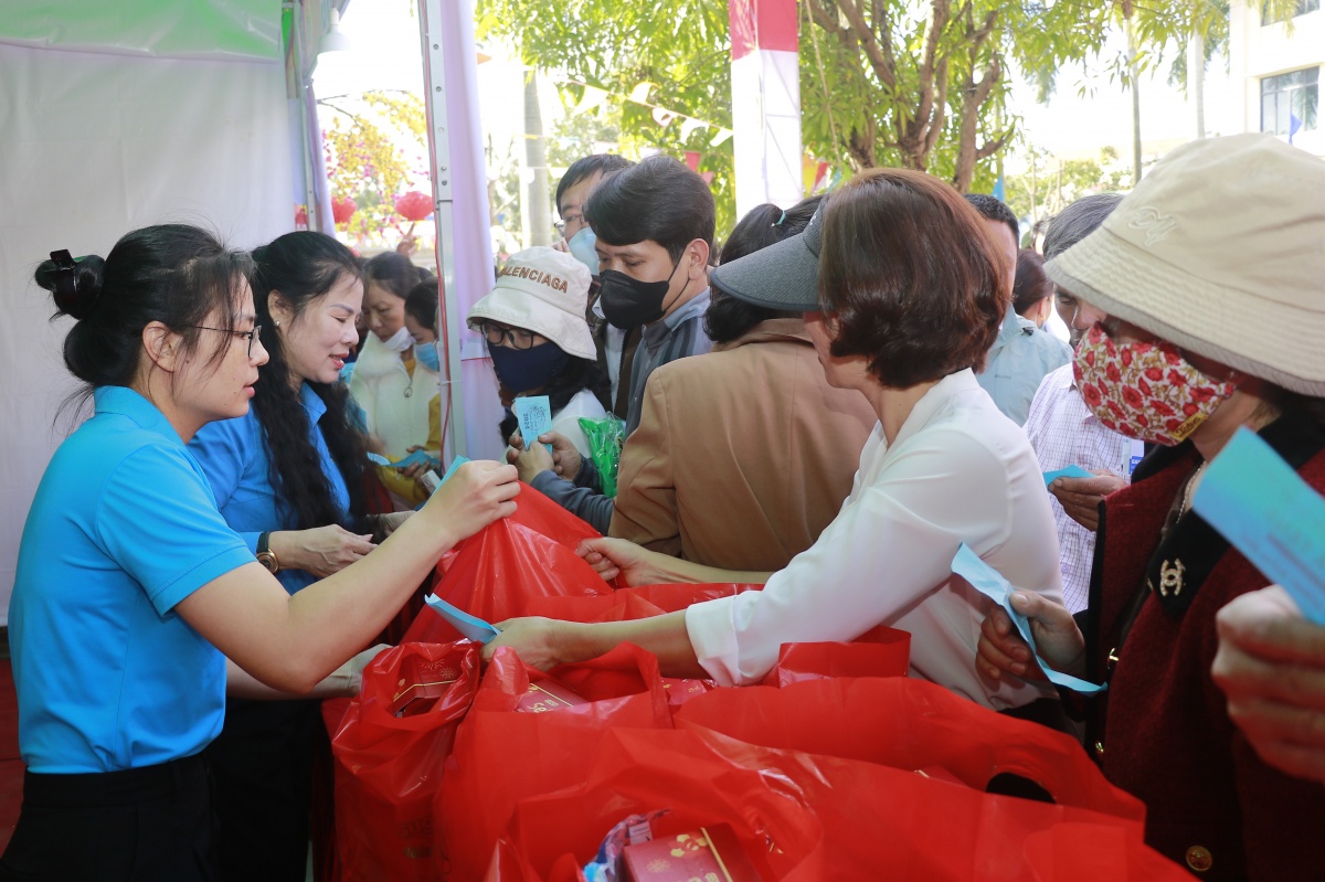 LĐLĐ tỉnh Quảng Bình sẽ hỗ trợ cho 5.500 đoàn viên, NLĐ khó khăn vào dịp Tết LĐLĐ tỉnh Quảng Bình sẽ hỗ trợ cho 5.500 đoàn viên, NLĐ khó khăn vào dịp Tết