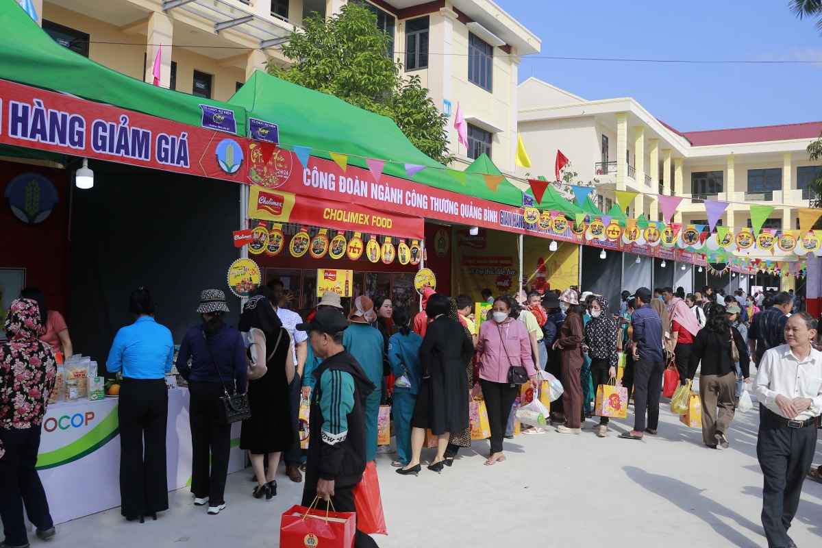 LĐLĐ tỉnh Quảng Bình sẽ hỗ trợ cho 5.500 đoàn viên, NLĐ khó khăn vào dịp Tết LĐLĐ tỉnh Quảng Bình sẽ hỗ trợ cho 5.500 đoàn viên, NLĐ khó khăn vào dịp Tết