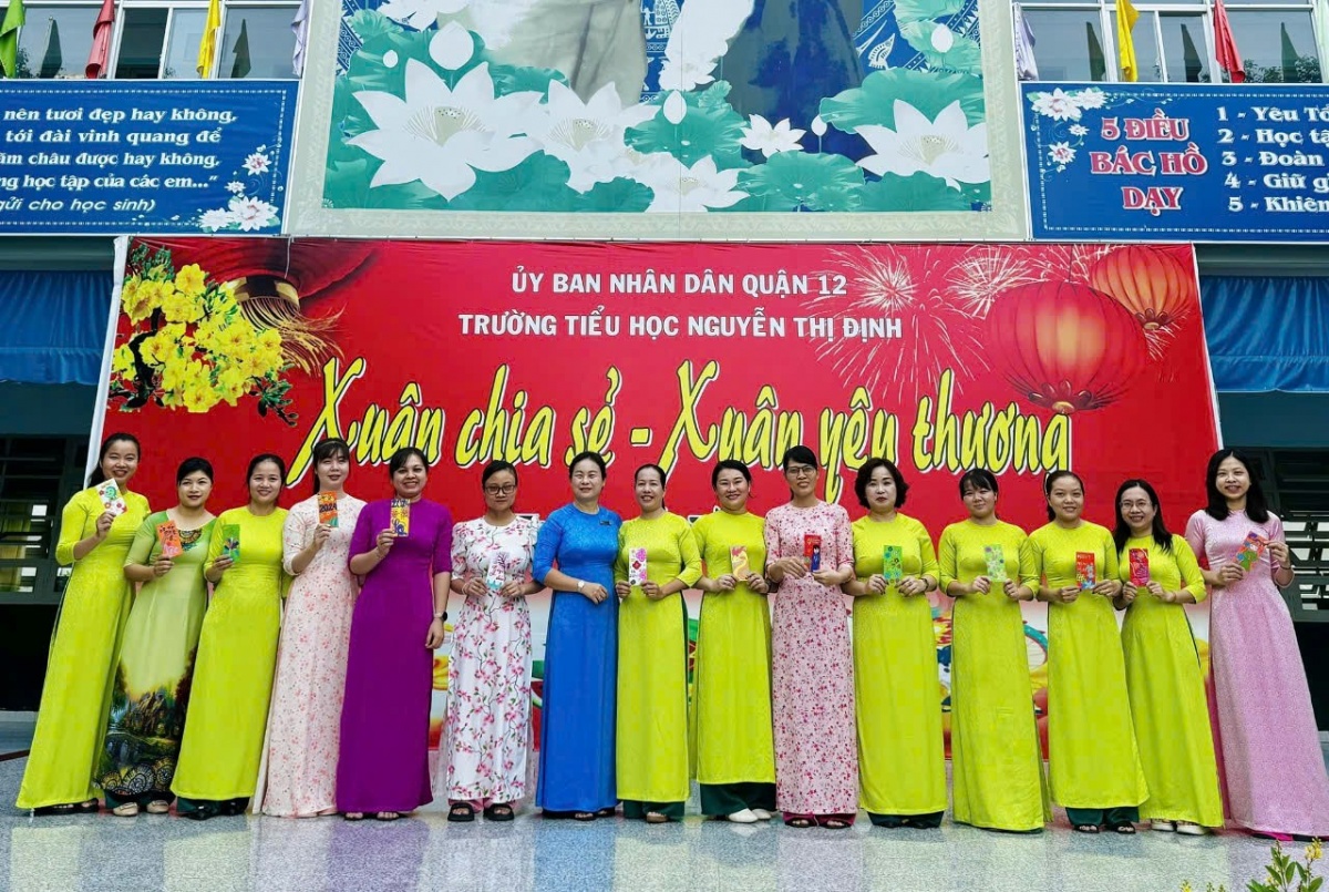 Cô Nguyễn Ngọc Bích Trâm- trung tâm của văn hóa đoàn kết và chia sẻ Cô Nguyễn Ngọc Bích Trâm- trung tâm của văn hóa đoàn kết và chia sẻ