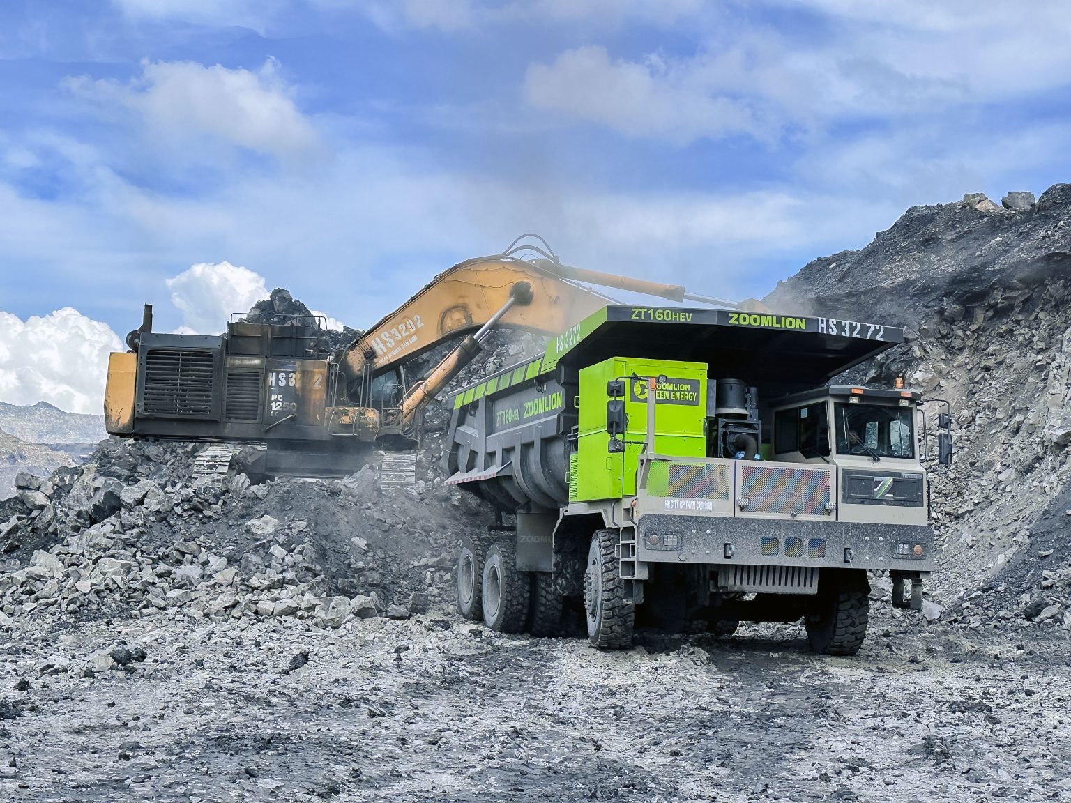 Ngắm dàn xe tải khai mỏ khổng lồ công nghệ hybrid tại Quảng Ninh Ngắm dàn xe tải khai mỏ hybrid khổng lồ tại Quảng Ninh