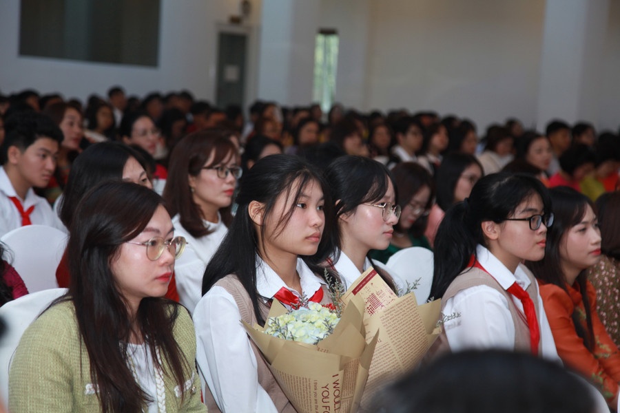 Trao giải cuộc thi “Thầy cô trong mắt em”