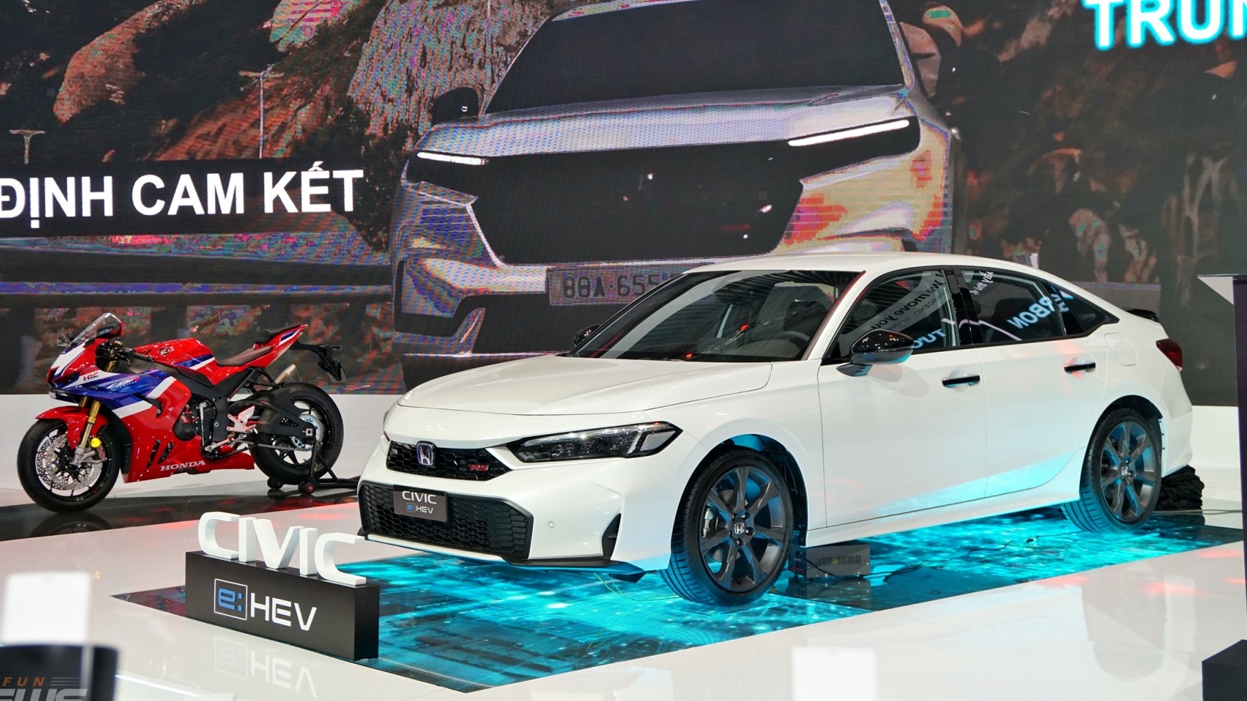 Sẽ có tem đăng kiểm riêng cho xe điện và hybrid từ năm 2025