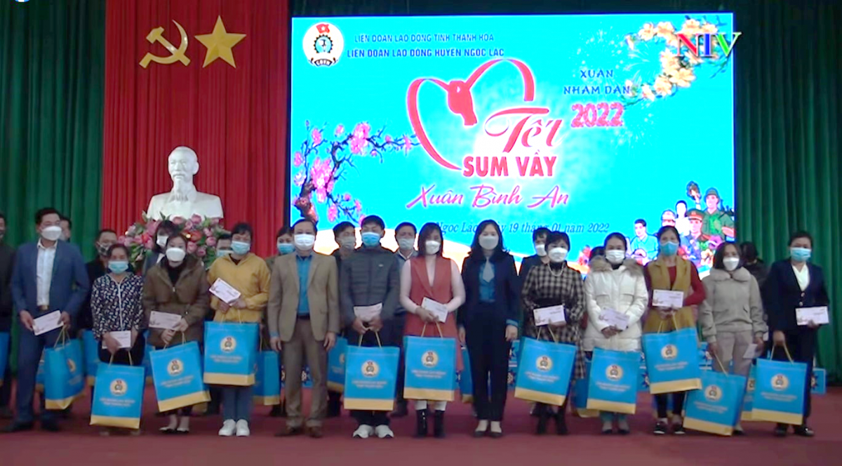 Những “giọt nước mắt hạnh phúc” của cô giáo đang điều trị ung thư Những “giọt nước mắt hạnh phúc” của cô giáo đang điều trị ung thư