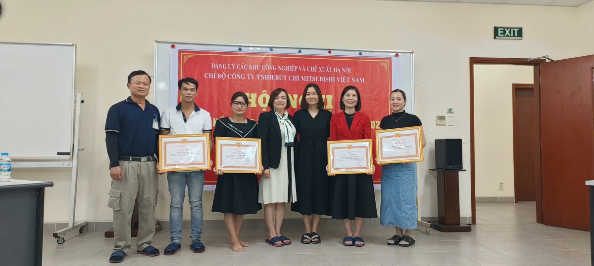 Nữ đảng viên doanh nghiệp FDI vươn lên để là số một Nữ đảng viên doanh nghiệp FDI vươn lên để là số một