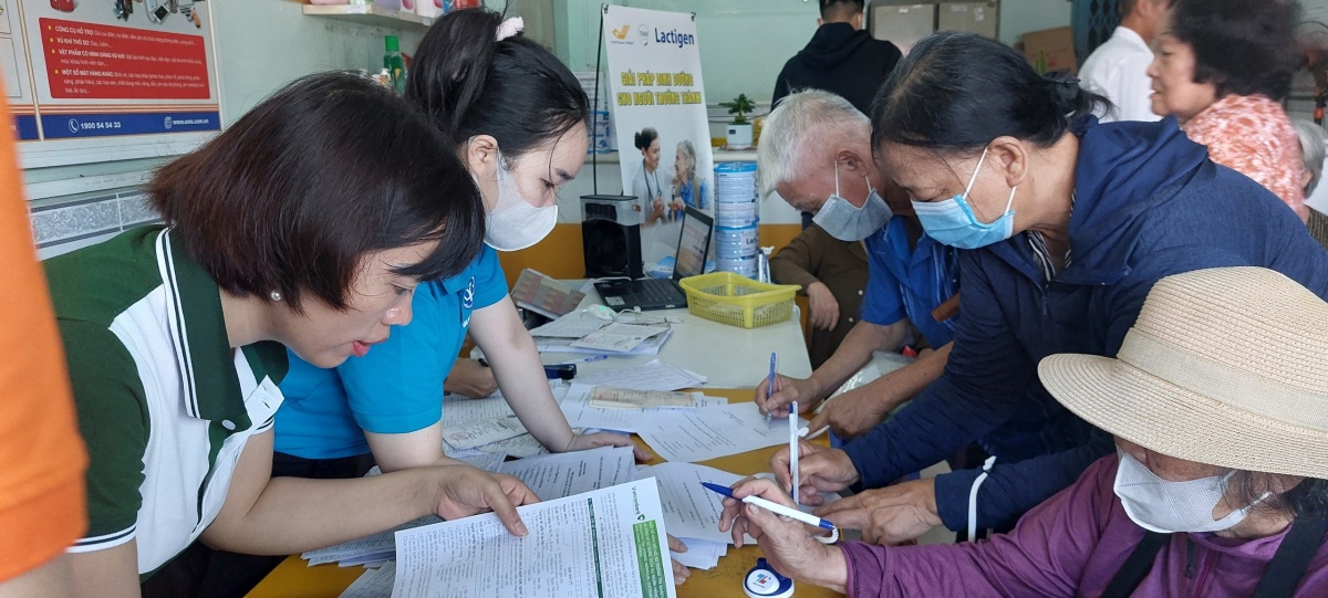 TP. HCM hỗ trợ gần 175 tỉ đồng cho hơn 1.000 cán bộ bị ảnh hưởng tinh giản biên chế TP. HCM hỗ trợ gần 175 tỉ đồng cho hơn 1.000 cán bộ bị ảnh hưởng tinh giản biên chế