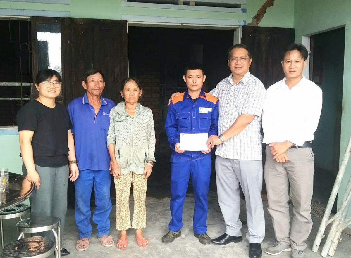 Tình người sưởi ấm trái tim người công nhân mất vợ Tình người sưởi ấm trái tim người công nhân mất vợ