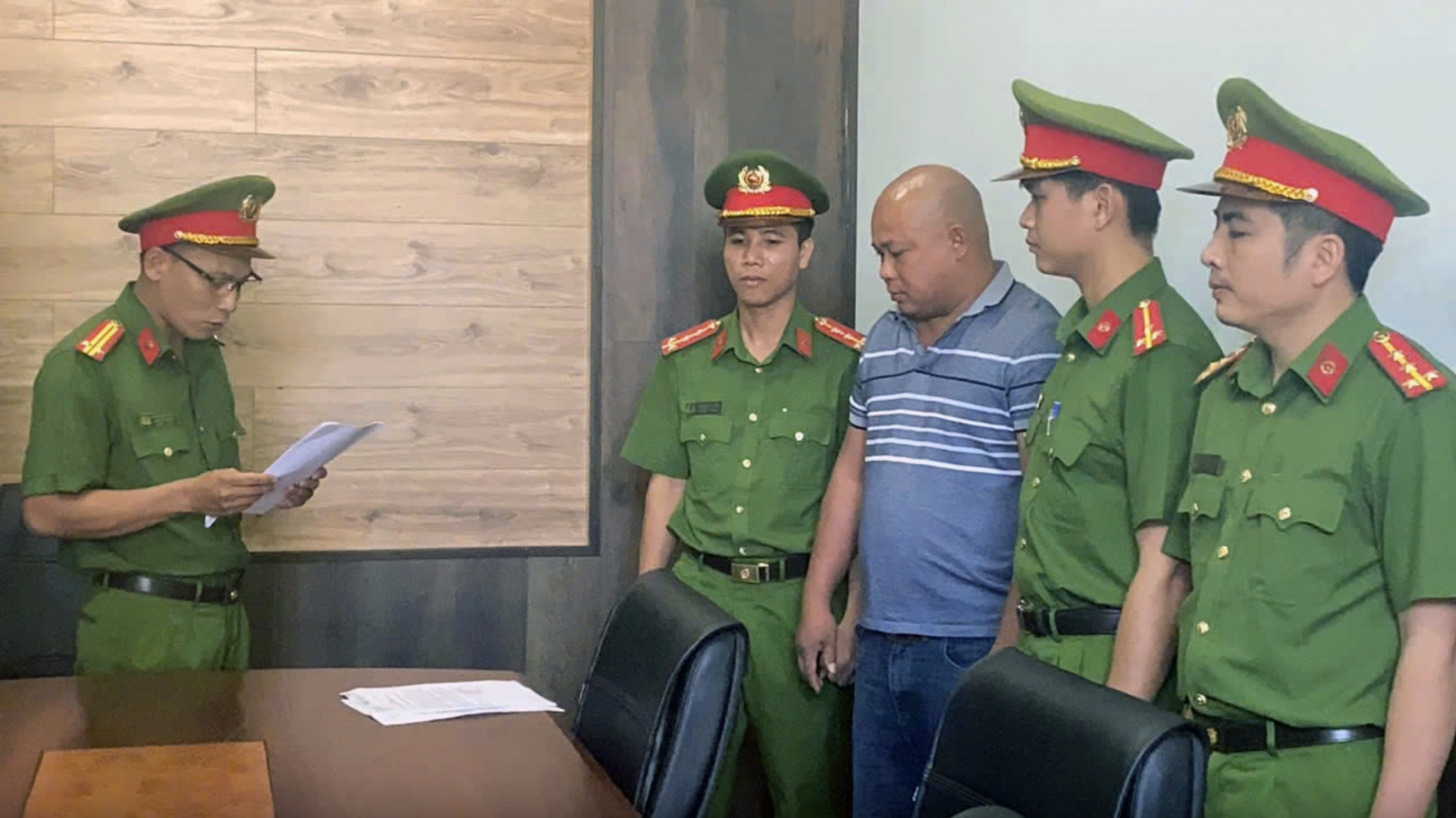 Bắt tạm giam tài xế bán tải dùng gậy bóng chày đe doạ lái xe khác Bắt tạm giam tài xế bán tải dùng gậy bóng chày đe doạ lái xe khác