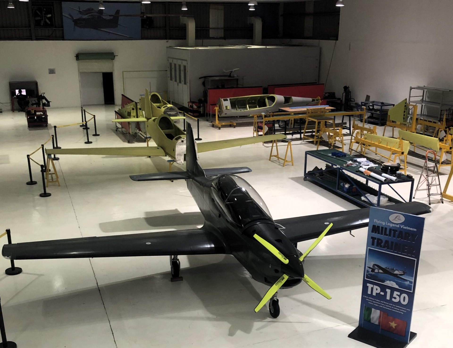 Triển lãm Quốc phòng 2024: Lần đầu trưng bày máy bay sản xuất tại Việt Nam