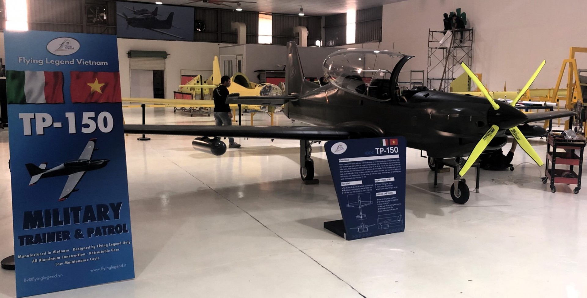 Triển lãm Quốc phòng 2024: Lần đầu trưng bày máy bay sản xuất tại Việt Nam