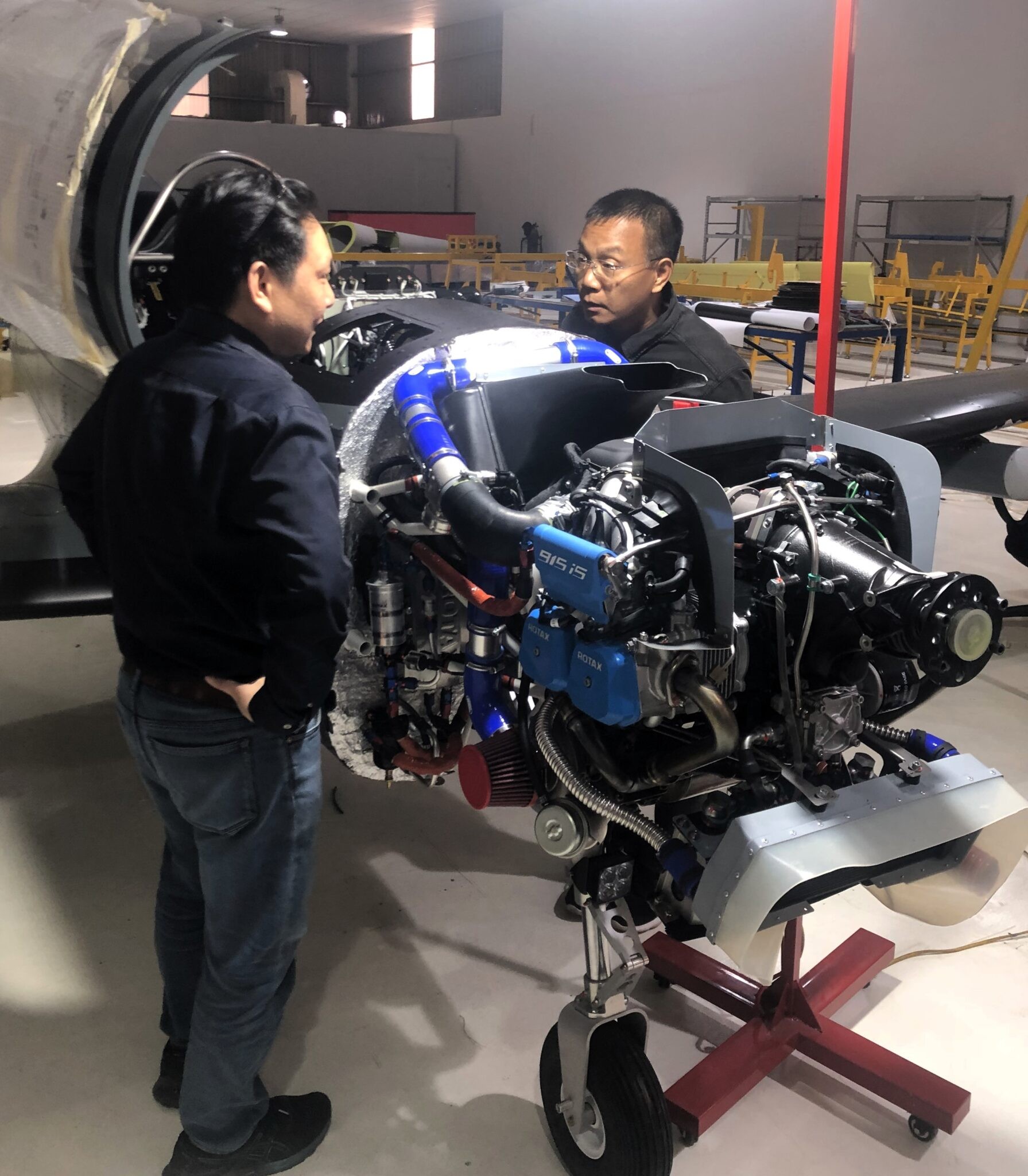 Triển lãm Quốc phòng 2024: Lần đầu trưng bày máy bay sản xuất tại Việt Nam