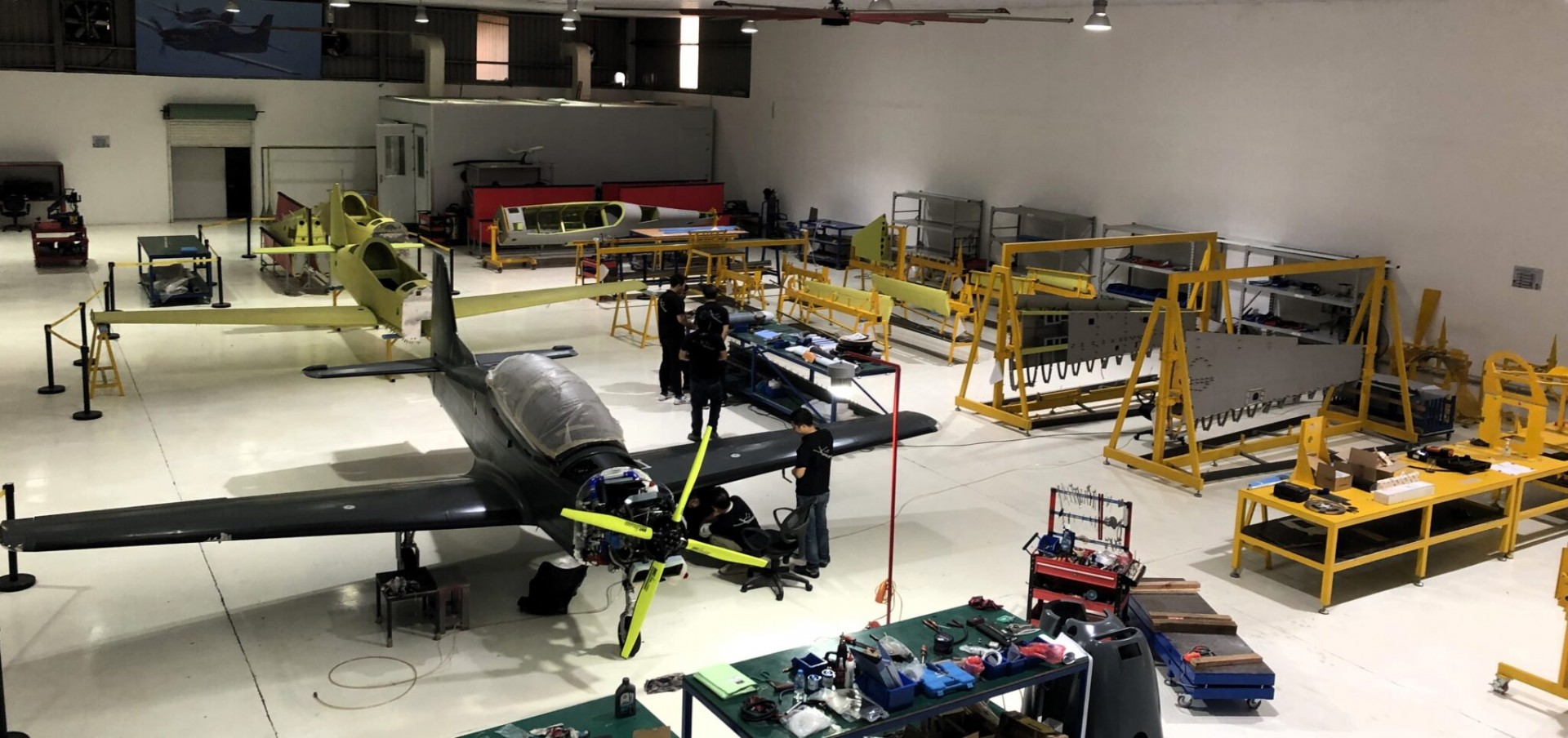 Triển lãm Quốc phòng 2024: Lần đầu trưng bày máy bay sản xuất tại Việt Nam