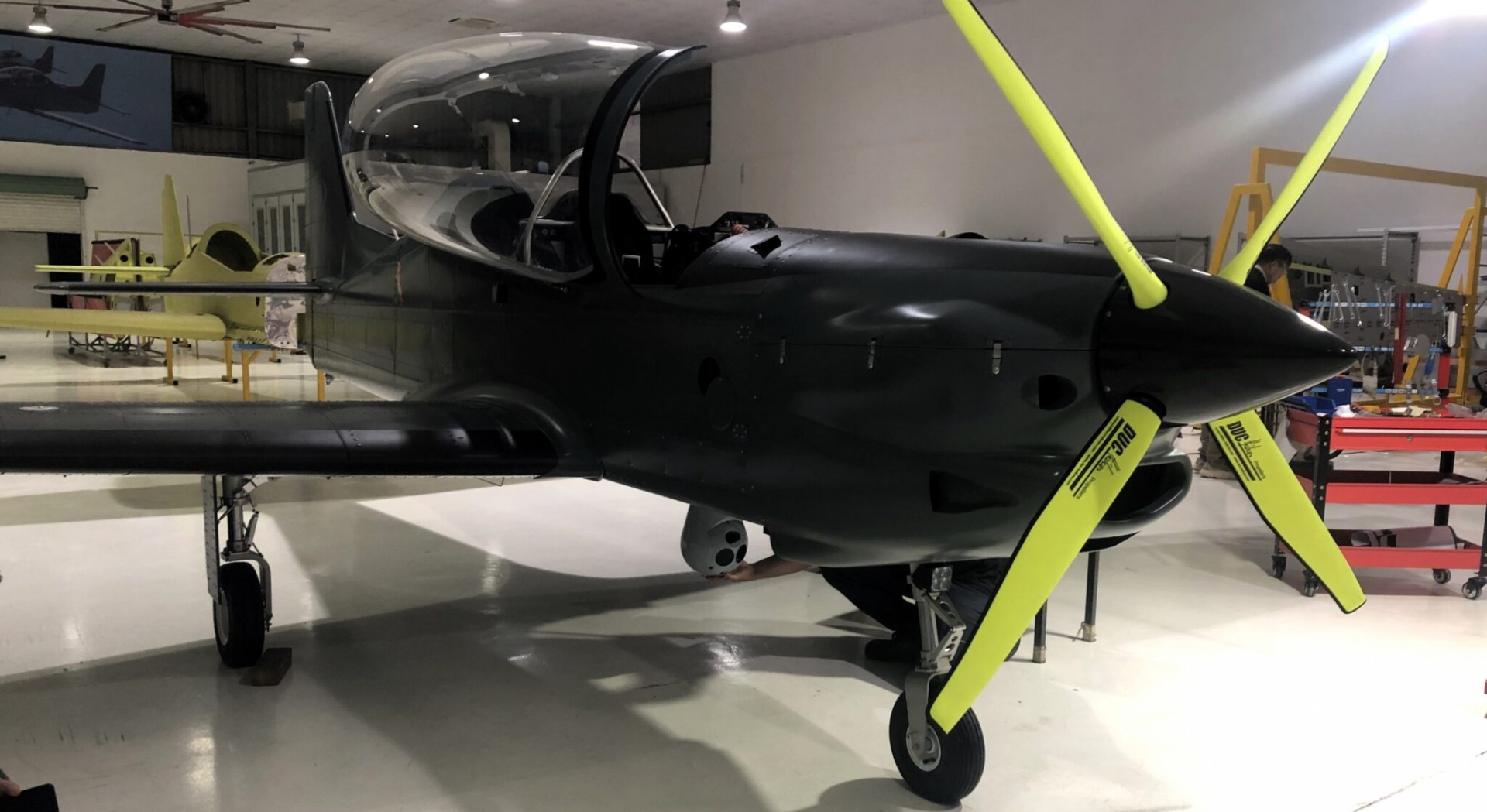 Triển lãm Quốc phòng 2024: Lần đầu trưng bày máy bay sản xuất tại Việt Nam