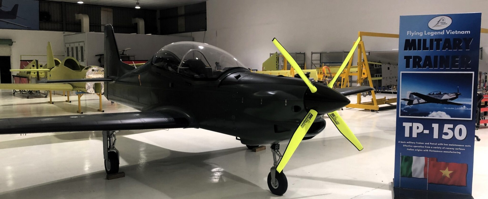 Triển lãm Quốc phòng 2024: Lần đầu trưng bày máy bay sản xuất tại Việt Nam