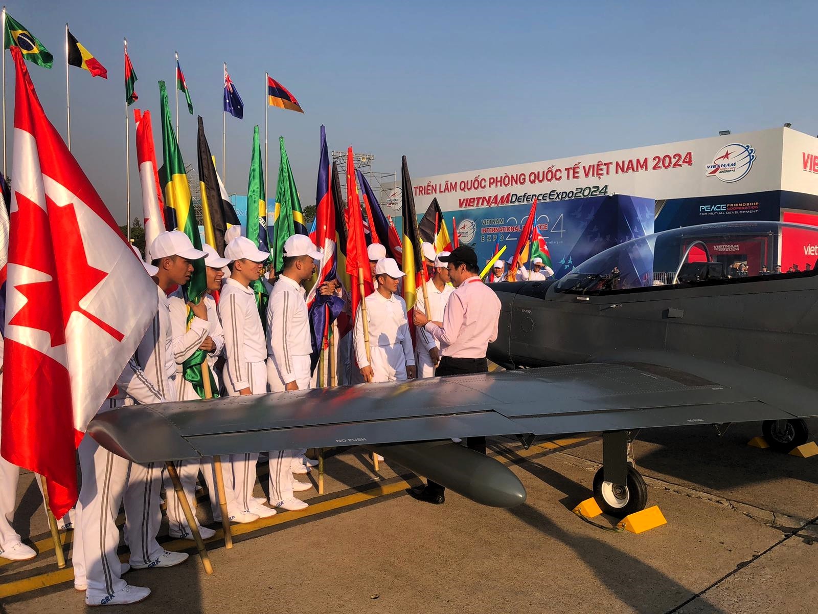 Triển lãm Quốc phòng 2024: Lần đầu trưng bày máy bay sản xuất tại Việt Nam