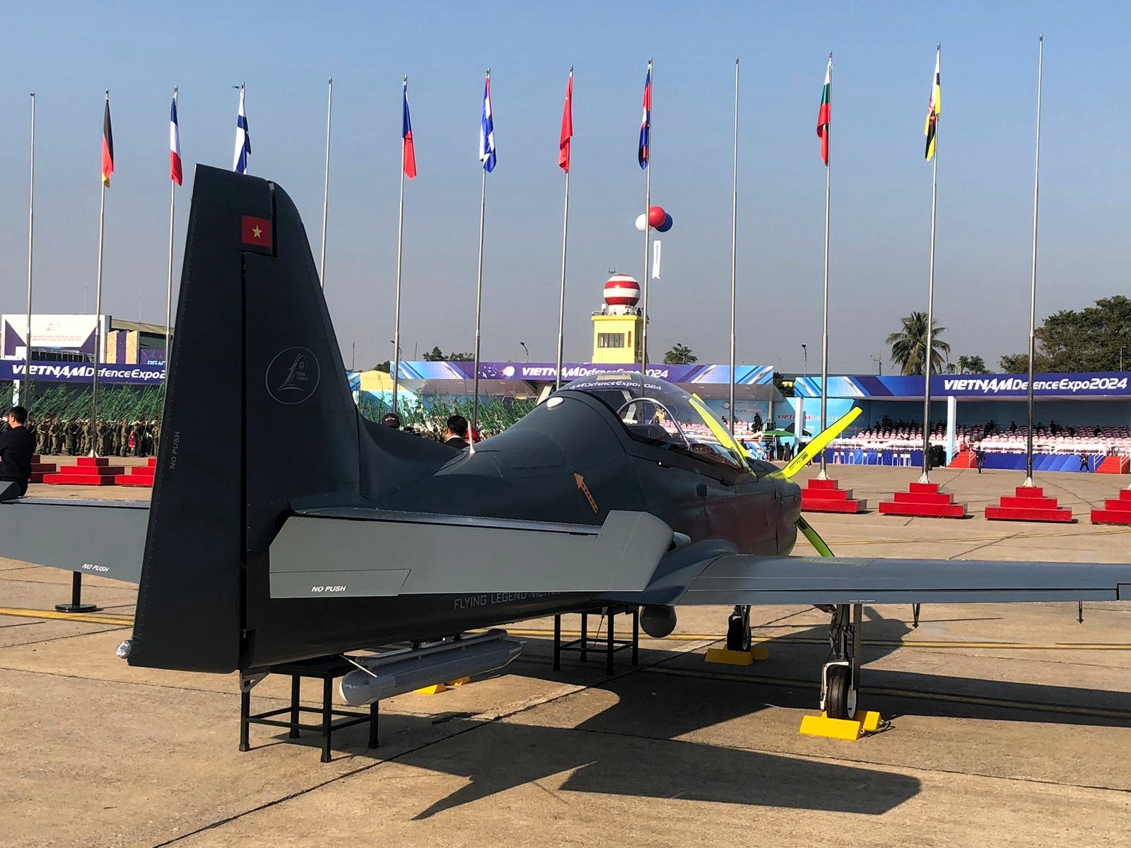 Triển lãm Quốc phòng 2024: Lần đầu trưng bày máy bay sản xuất tại Việt Nam
