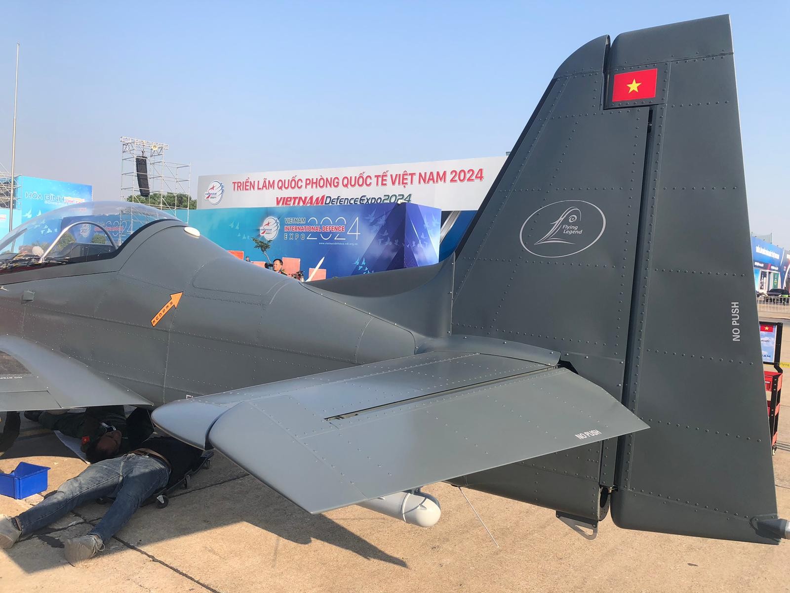 Triển lãm Quốc phòng 2024: Lần đầu trưng bày máy bay sản xuất tại Việt Nam