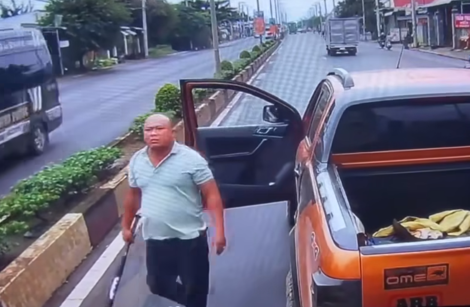 Bắt tạm giam tài xế bán tải dùng gậy bóng chày đe doạ lái xe khác Bắt tạm giam tài xế bán tải dùng gậy bóng chày đe doạ lái xe khác