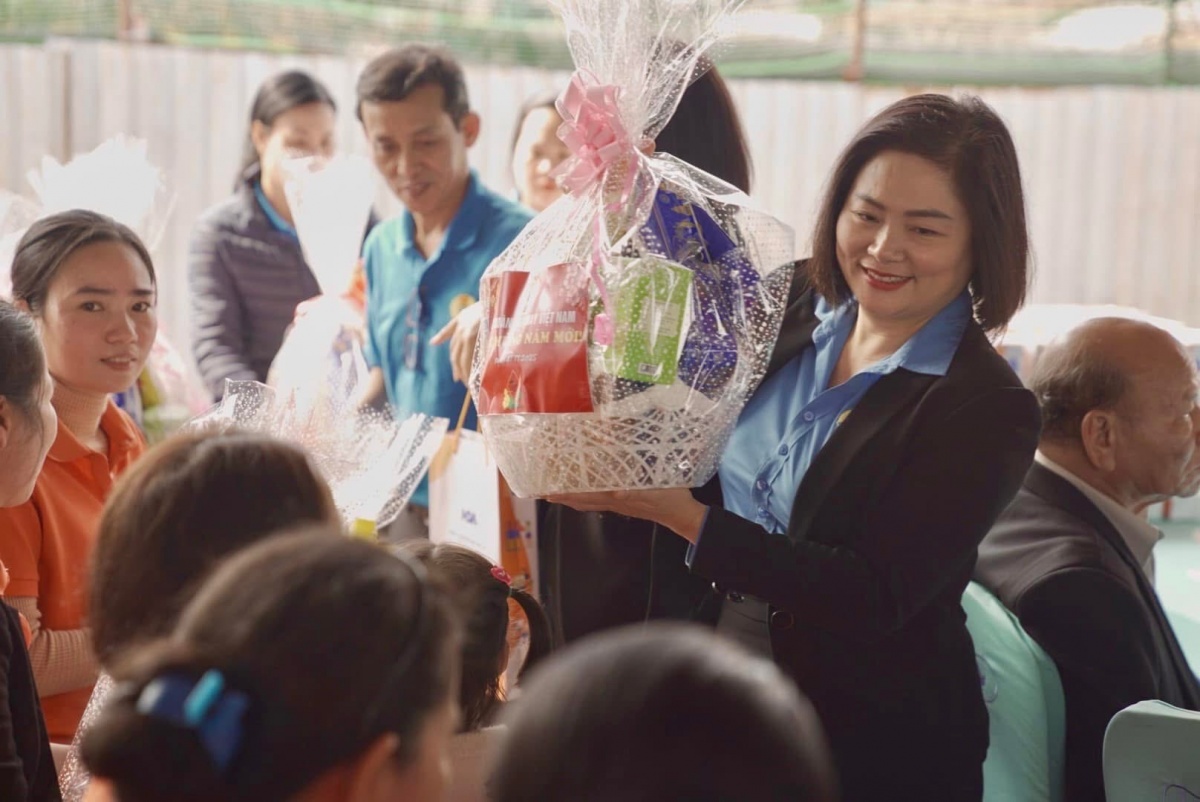 Tết sum vầy cho công nhân may ở Đà Nẵng