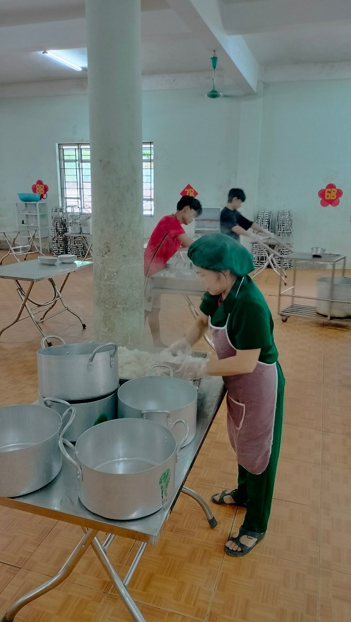 Cô nhân viên phục vụ tâm huyết với nhiều thế hệ học sinh