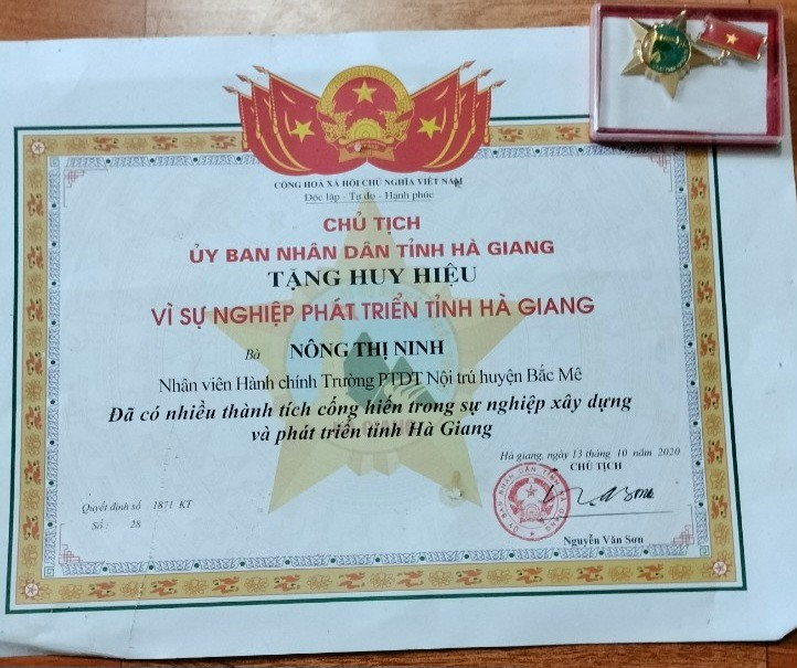 Cô nhân viên phục vụ tâm huyết với nhiều thế hệ học sinh