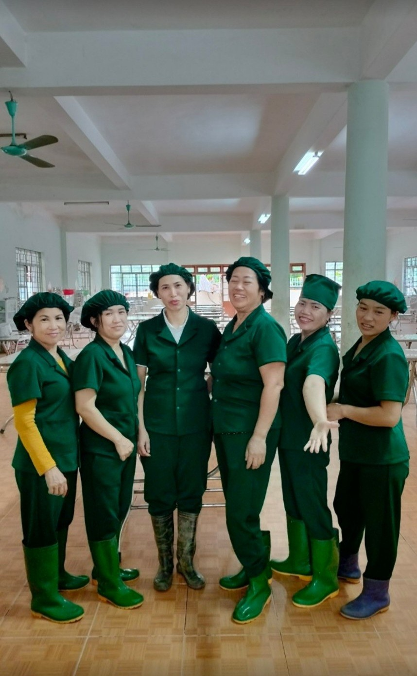 Cô nhân viên phục vụ tâm huyết với nhiều thế hệ học sinh