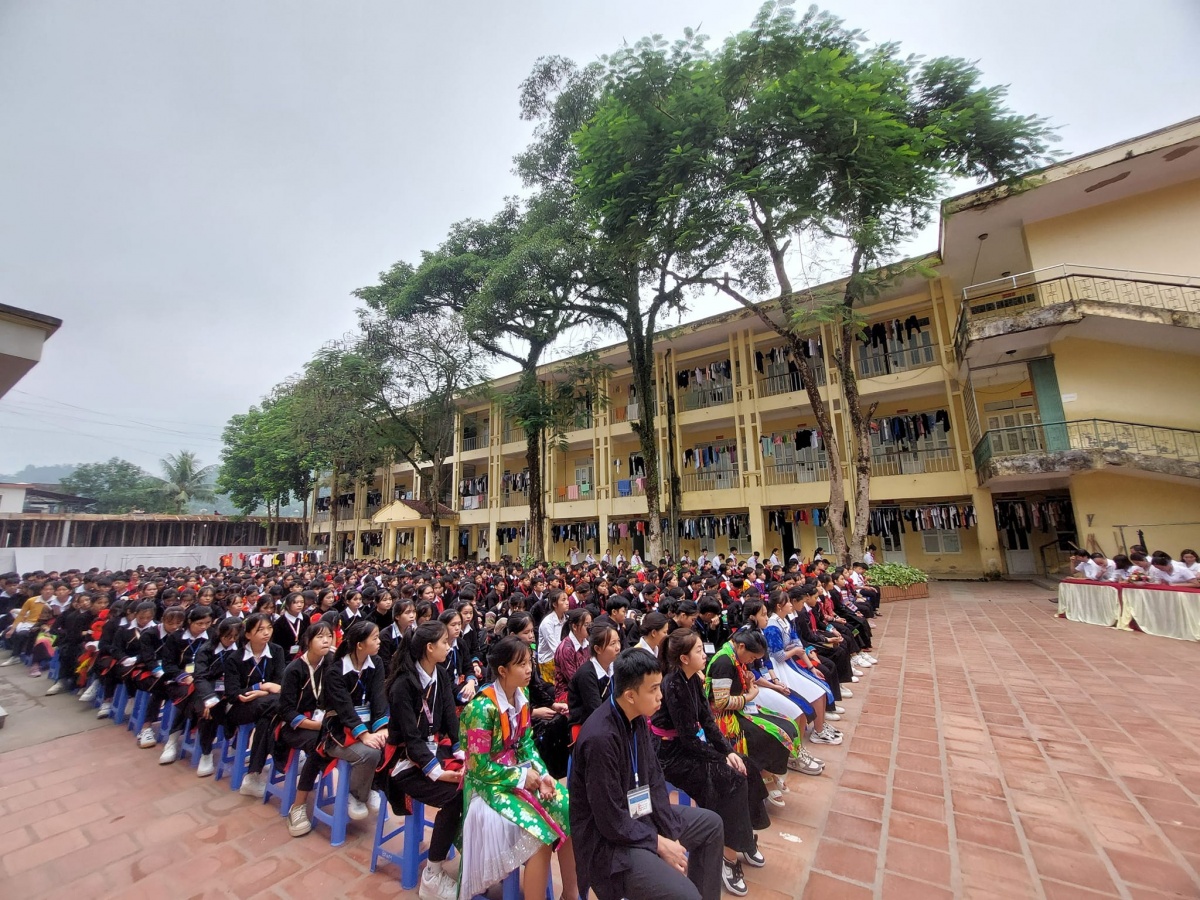 Cô nhân viên phục vụ tâm huyết với nhiều thế hệ học sinh